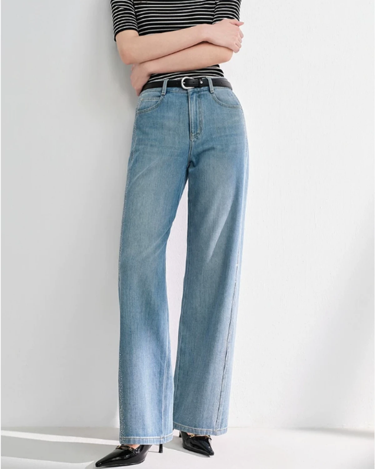 Women’s light-wash relaxed straight-leg denim jeans
