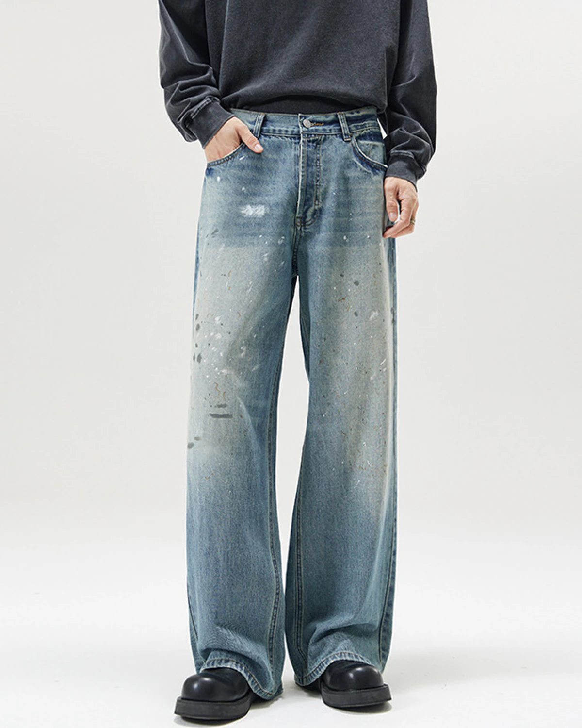 Men’s light-wash paint-splatter baggy denim jeans