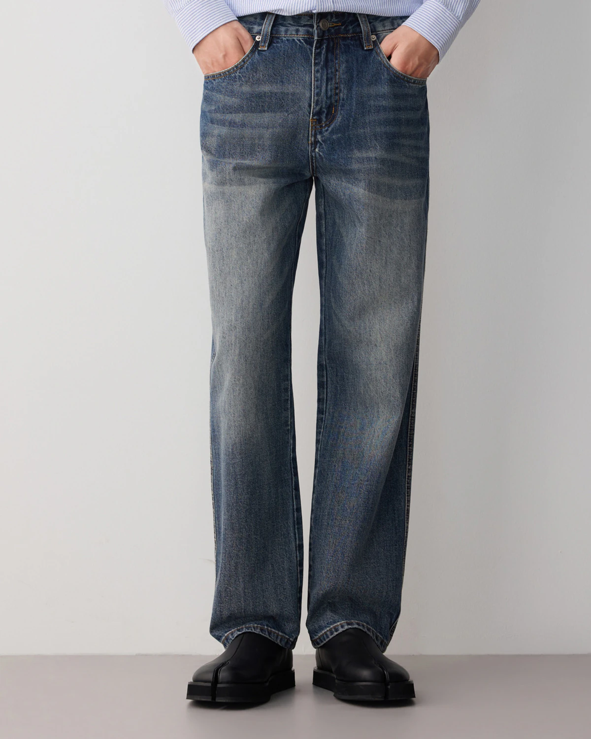 Men’s medium-wash vintage straight-leg denim jeans
