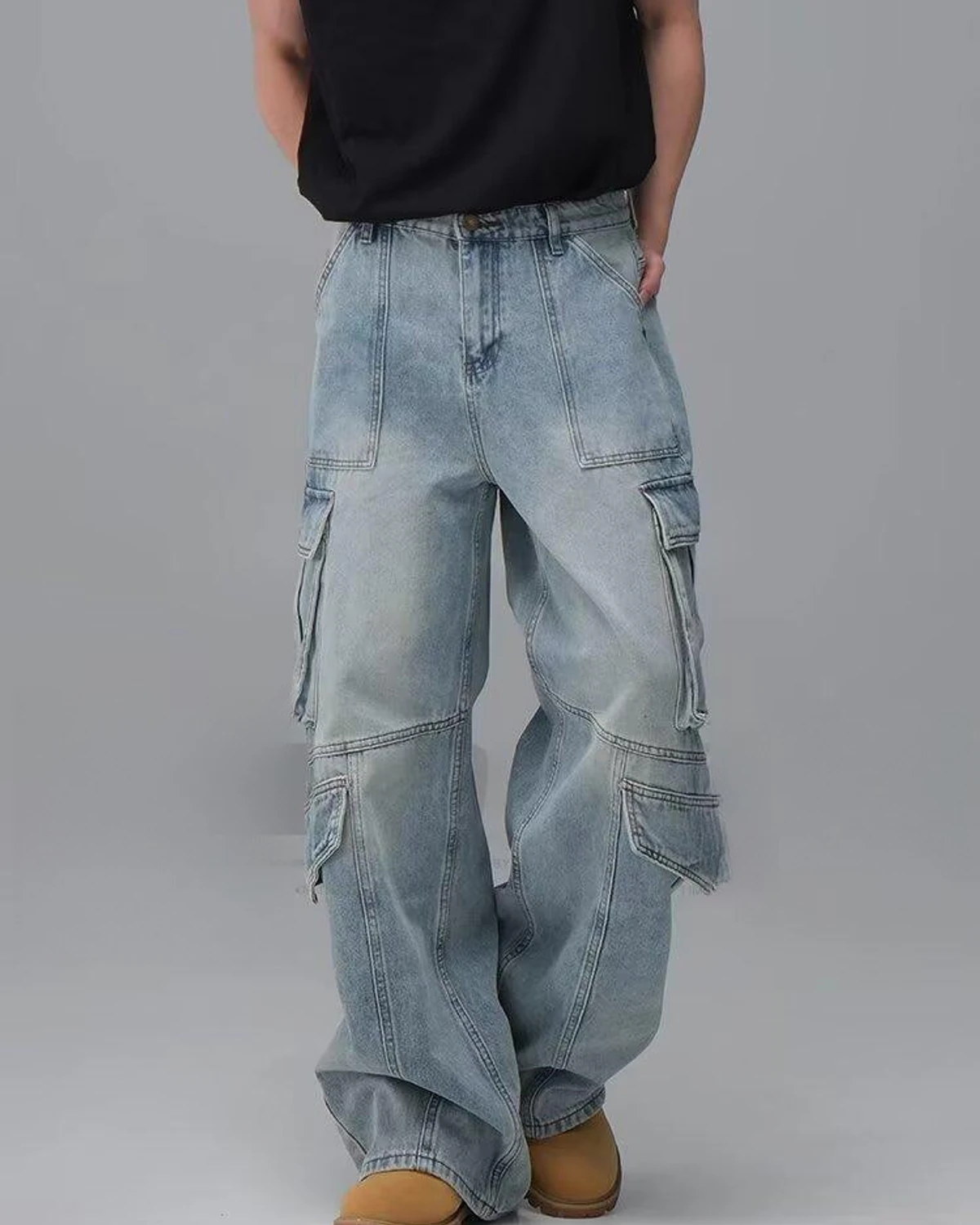 Men’s light-wash multi-pocket cargo denim jeans
