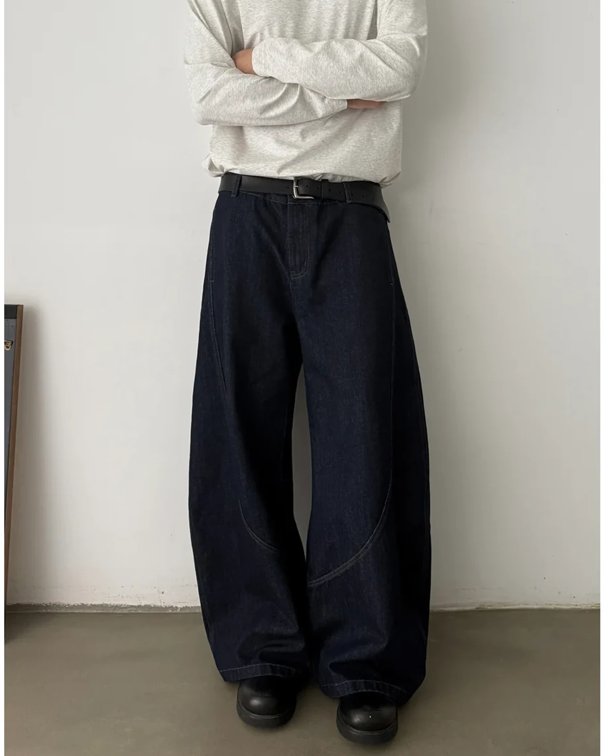 Men’s dark-indigo barrel-leg denim jeans with curved seams